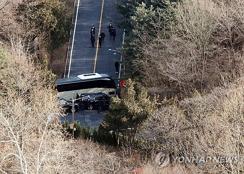 고위공직자범죄수사처가 윤석열 대통령의 체포영장 집행에 나선 3일 서울 용산구 한남동 대통령 관저 경내 도로를 대통령 경호 인원들이 차량으로 막고 있다.  [연합뉴스]